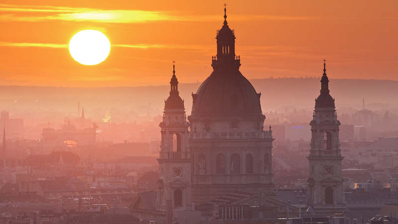 Budapest stadskrna med vackra torn och kupoler i solnedgngen p resa till Ungern.