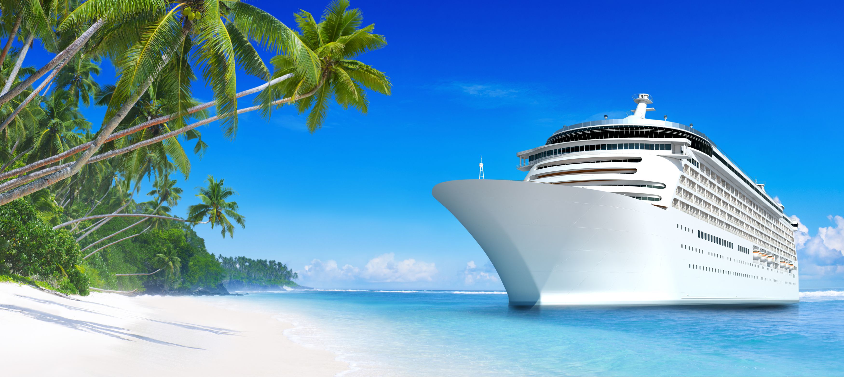 kryssningsbåt intill en ön i karibien med palmer