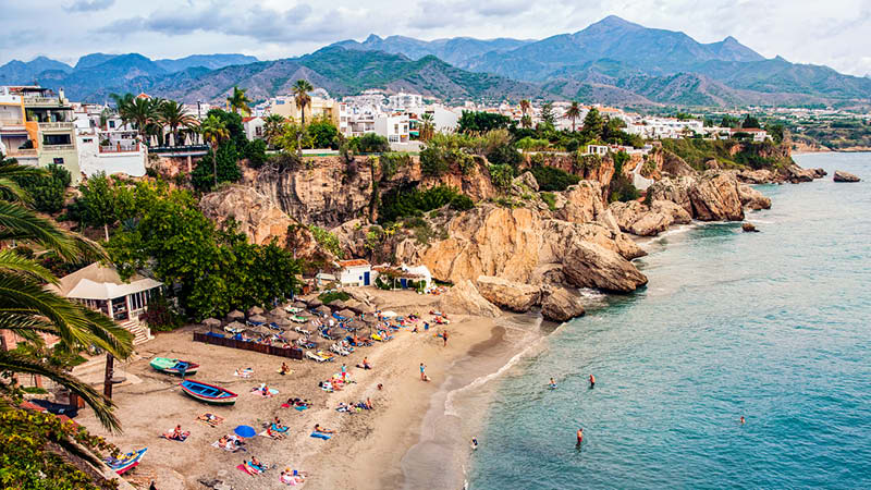 Strand i Nerja med bergen som bakgrund i Spanien.