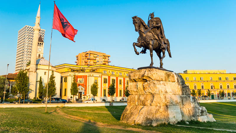 Skanderbergs staty i Albaniens huvudstad Tirana på en gruppresa.