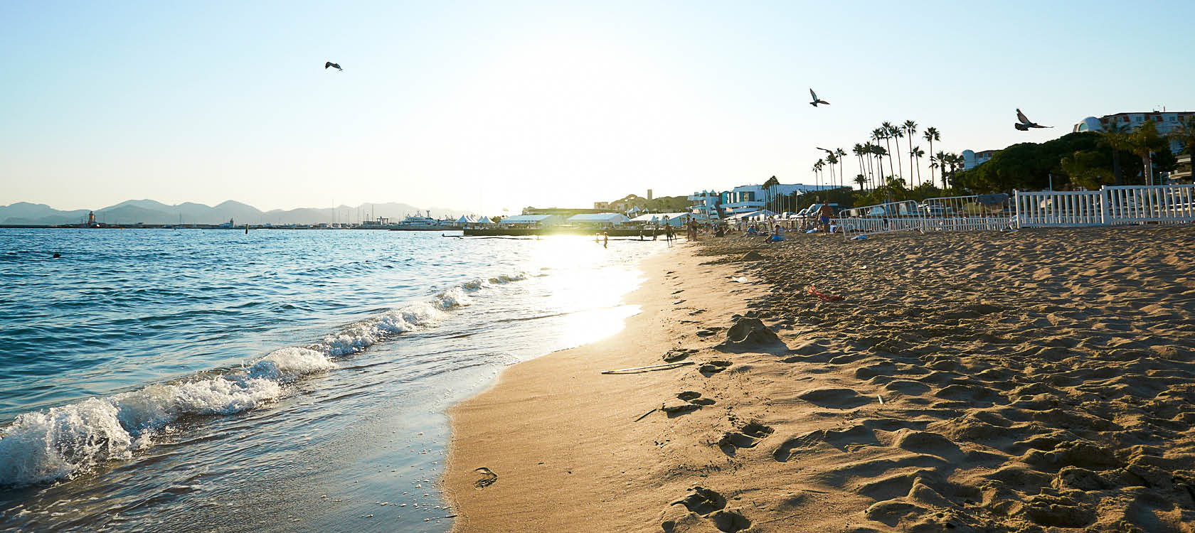 Stranden och havet vid Cannes, utmed den franska Rivieran.