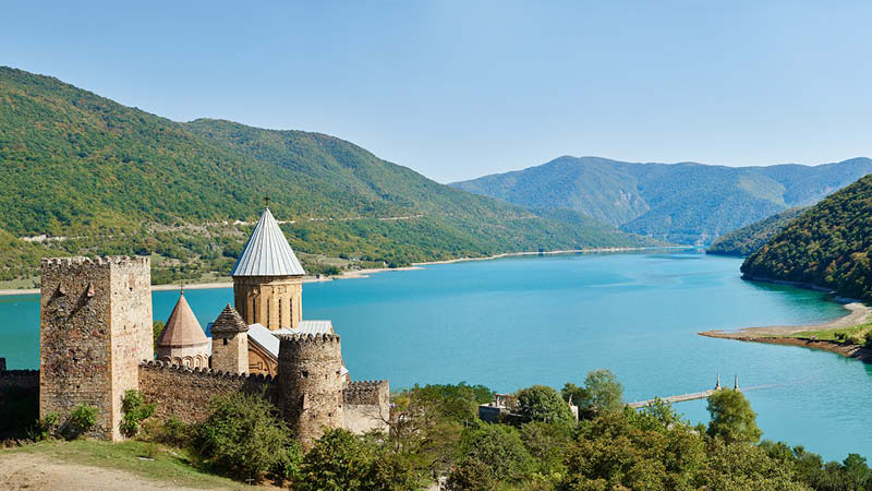 Slottet Ananuri i Georgien.