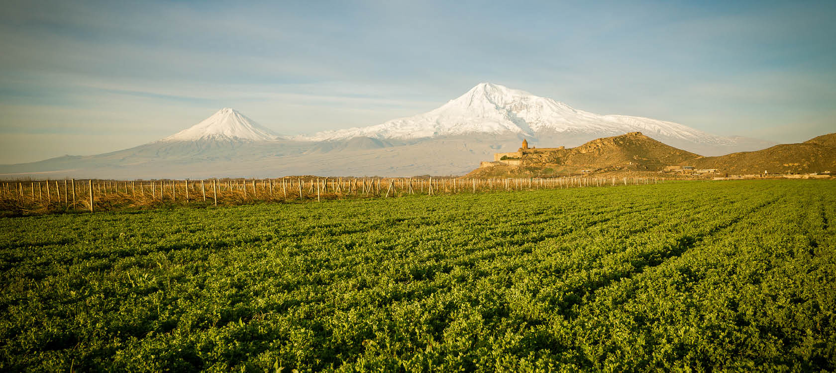 grna flt och snbekldda berg p en rundresa genom georgien och armenien