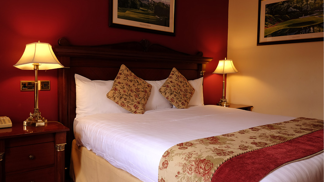 Romantiskt inrett dubbelrum p Racket Hall Country House hotel i Tipperary, Irland.