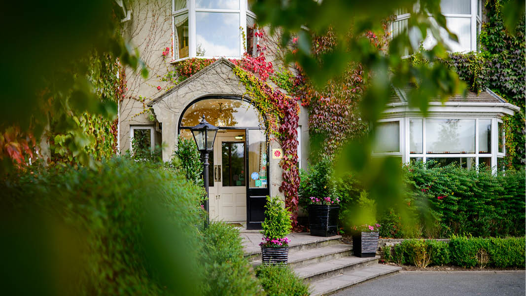 Vackra krukvxter och blommor utanfr Victoria House Hotel i Killarney, Irland. 