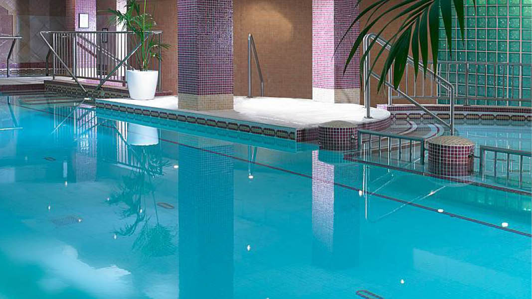 Inomhus pool p Camden Court Hotel. 