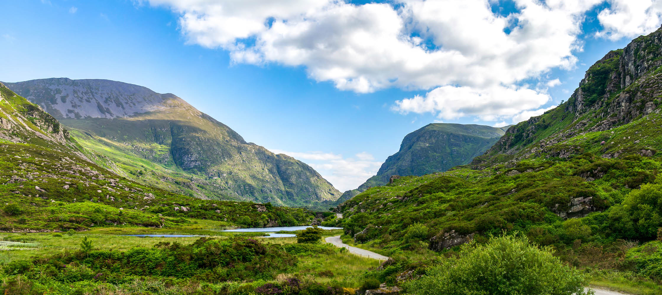 det grna irland med ngar, fr, sjar och berg p en rundresa