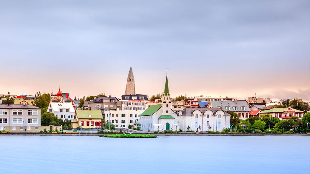 reykjavik stadssilhuett vid havet p resa till island