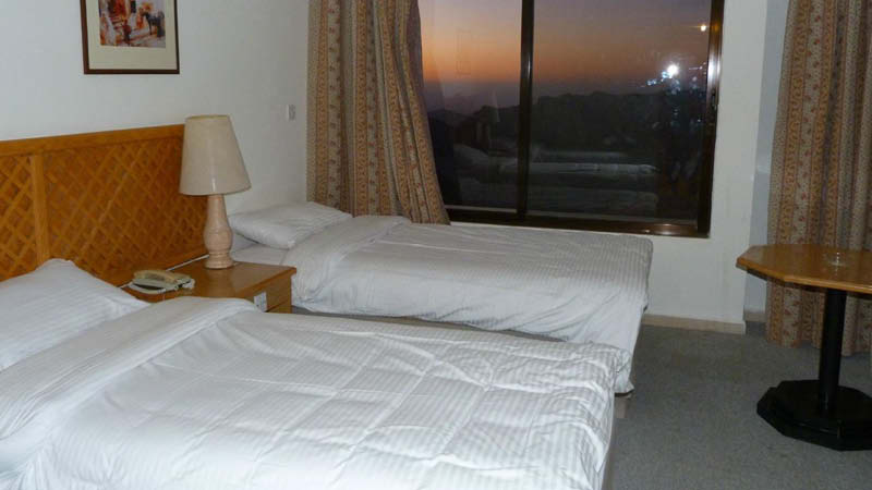 Dubbelrum med utsikt p Petra Panorama Hotel i Wadi Rum, utanfr Petra, p en resa till Jordanien.