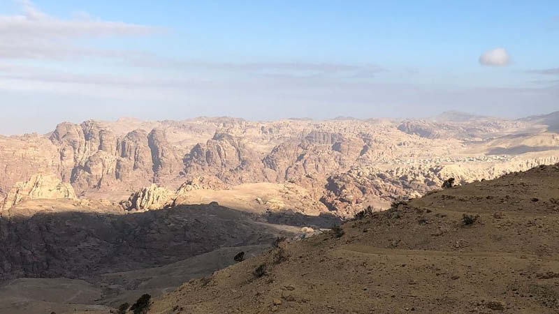 Bergen utanfr Petra Panorama Hotel i Wadi Rum, utanfr Petra, p en resa till Jordanien.