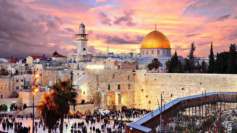 Vackra Jerusalems gamla kvarter i skymningen.