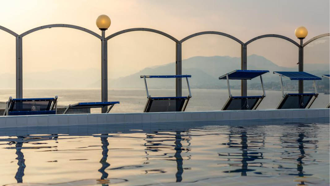 Pool med utsikt ver havet och bergen p hotell Grande Albergo 4 stjrnor i Cinque Terre, Italien.