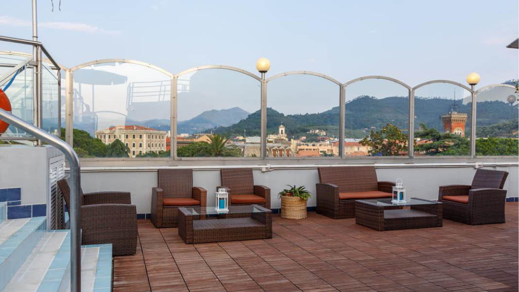 Terrass med utsikt ver bergen och staden p hotell Grande Albergo 4 stjrnor i Cinque Terre, Italien.