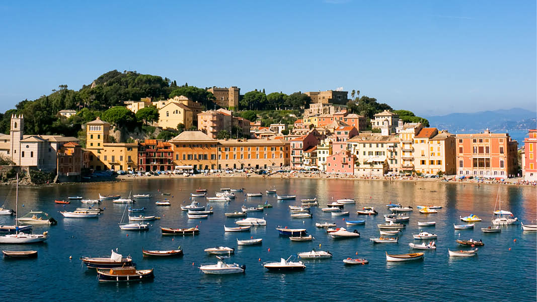 Utsikt över småbåtshamn i Cinque Terre i Italien