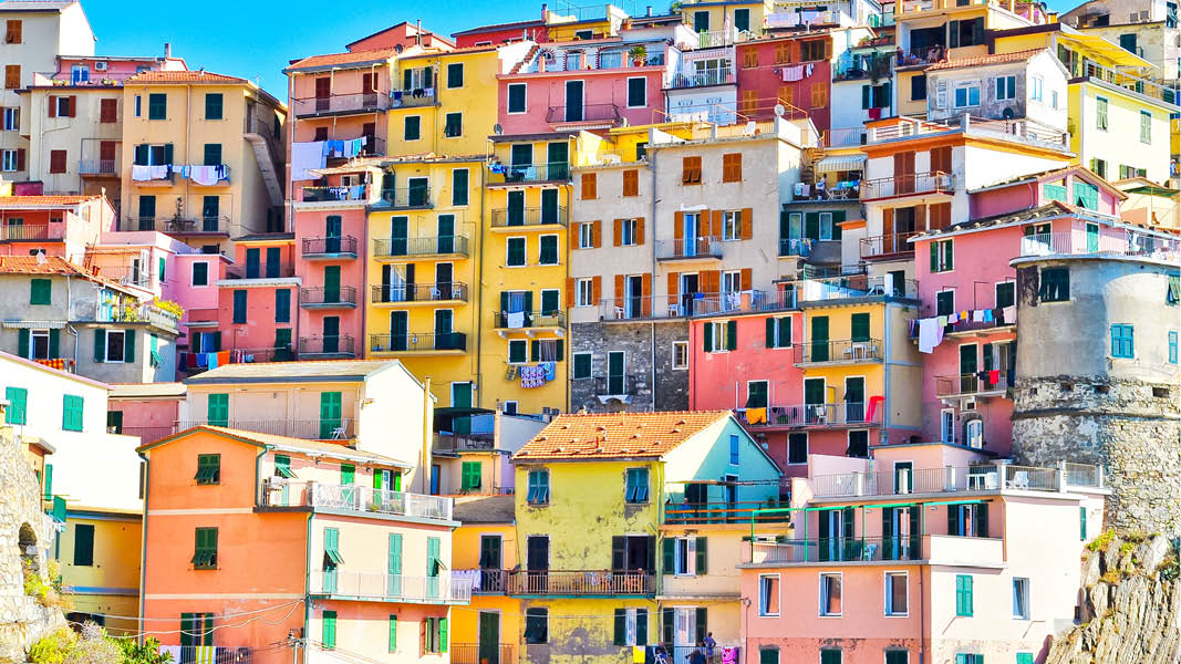 Frgglada hus p sluttningarna i Cinque Terre