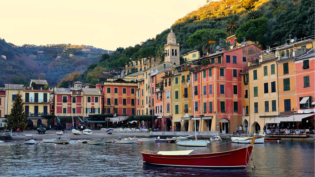 Pittoreska hus och btar i en hamn i Cinque Terre, frn en resa i Italien