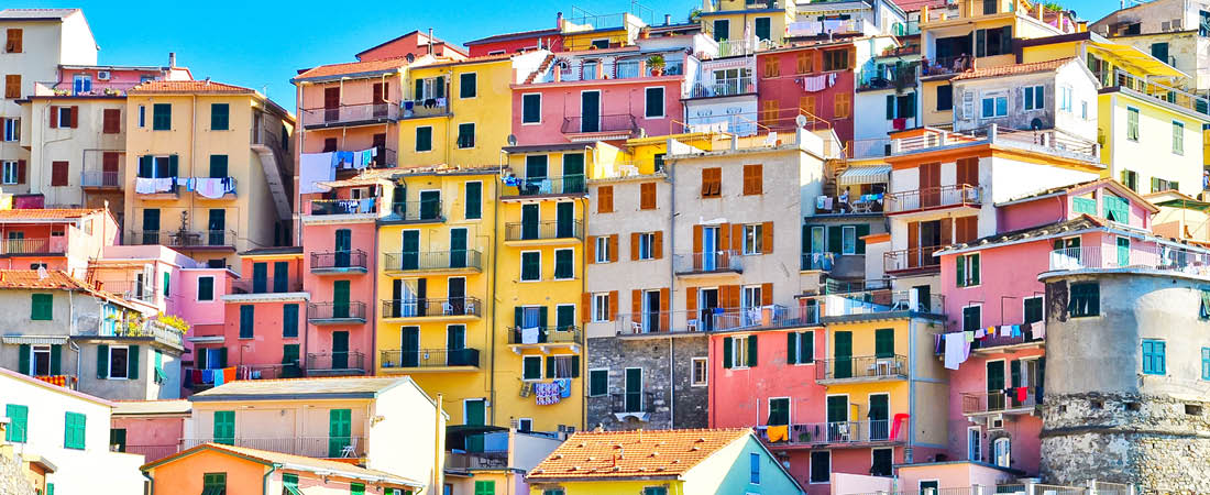 Färgglada och pittoreska hus i Cinque Terre. Från en resa i Italien