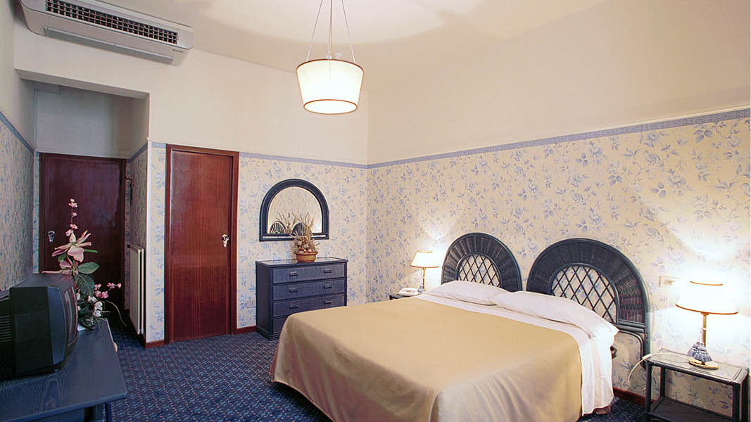 Dubbelrum med gammaldags inredning p det  4-stjrniga hotell Biondi i Montecatini Terme, resa till Italien.