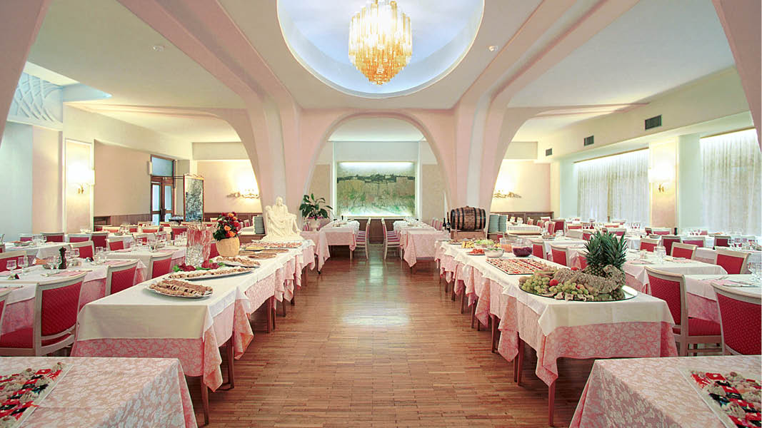 Matsal med middag uppdukat p det  4-stjrniga hotell Biondi i Montecatini Terme, resa till Italien.