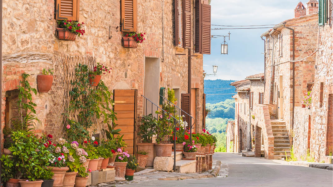 En medeltida, italiensk stad pyntad med blommor