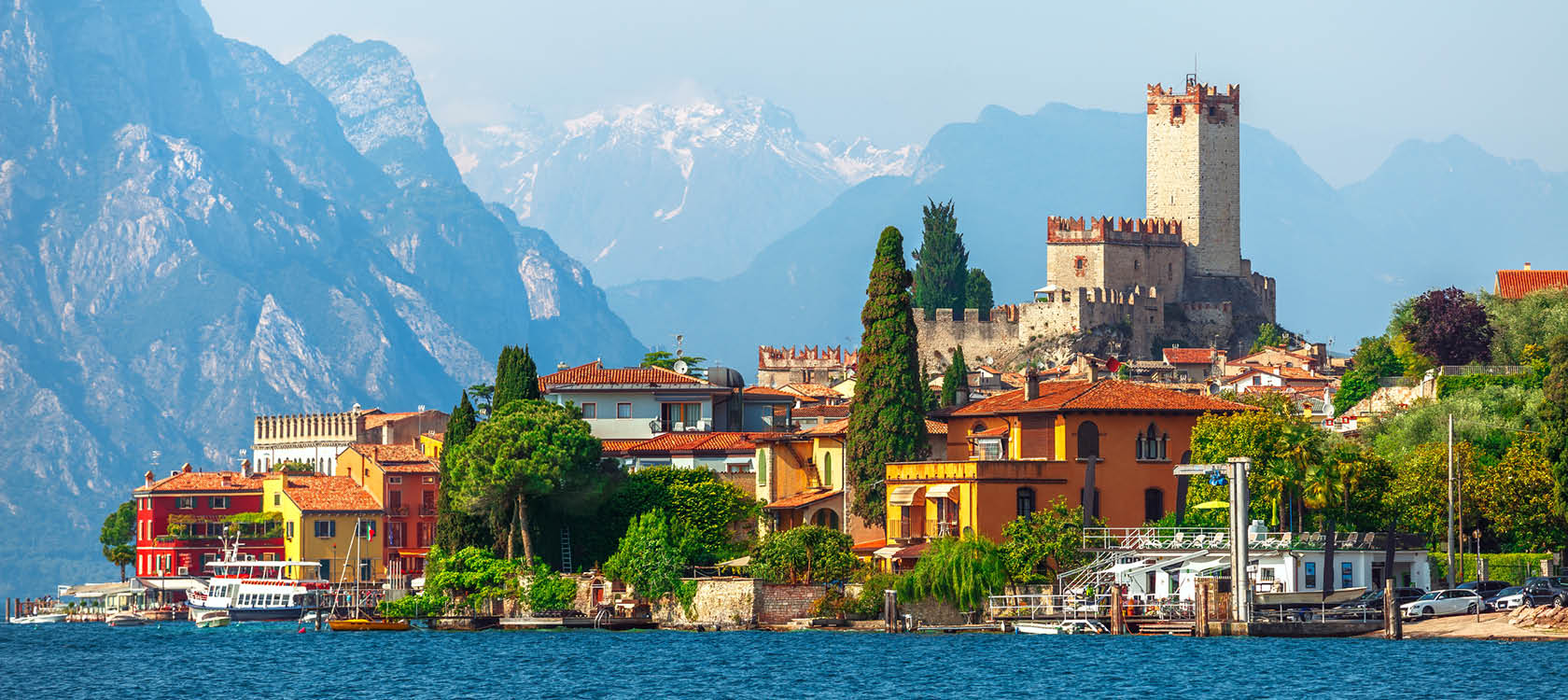 italienskt landskap med berg och byar i garda