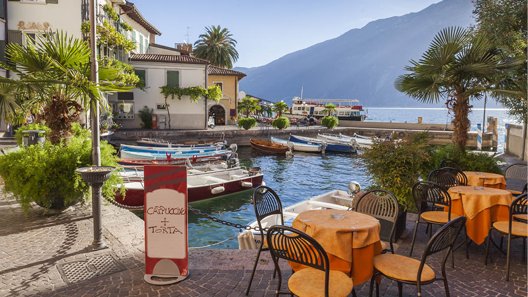 Italiensk restaurang vid strandkanten vid Gardasjn i Italien