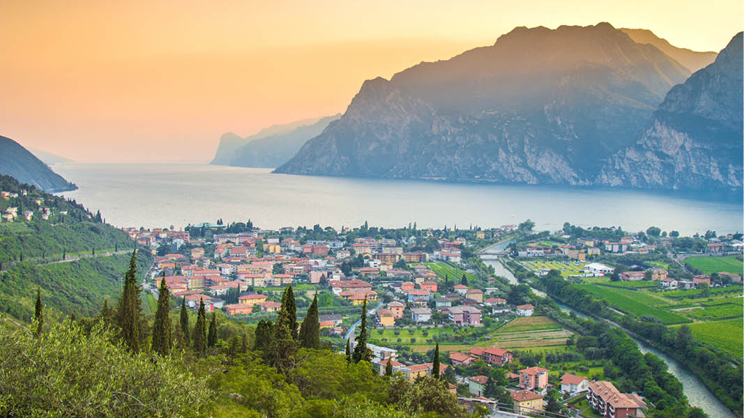 Utsikt över Gardasjön och en italiensk by