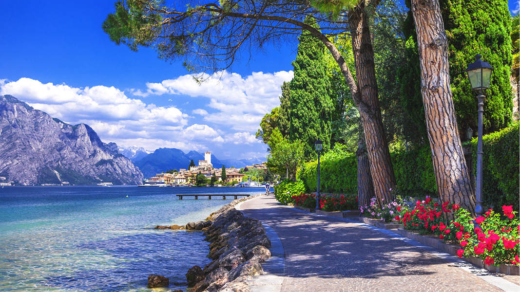 Strandpromenaden i Garda vid Gardasjön i Italien