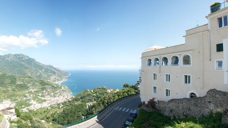 Utsikt ver den dramatiska kusten och havet frn hotell Bonadies lngs Amalfikusten.