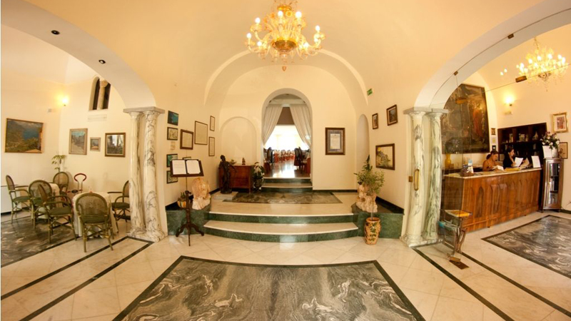 Den glamoursa lobbyn med receptionen p hotell Bonadies lngs Amalfikusten.