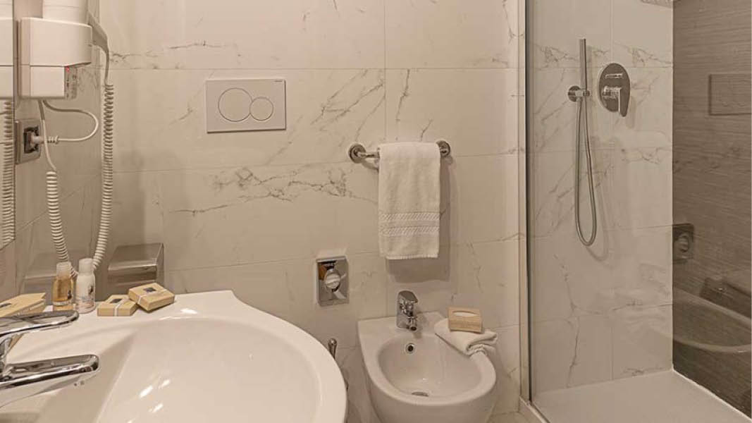 Badrum med dusch p det centralt belgna hotellet Mastino i Verona.