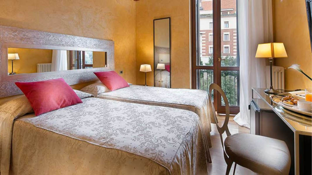 Romantiskt dubbelrum med utsikt ver trdgrd p det centralt belgna hotellet Mastino i Verona.