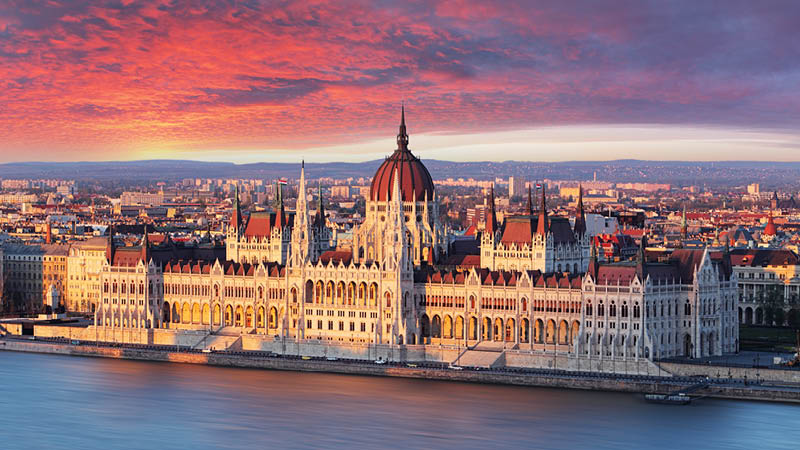 Stadshuset i Budapest i solnedgången vid floden donau på en kryssning.