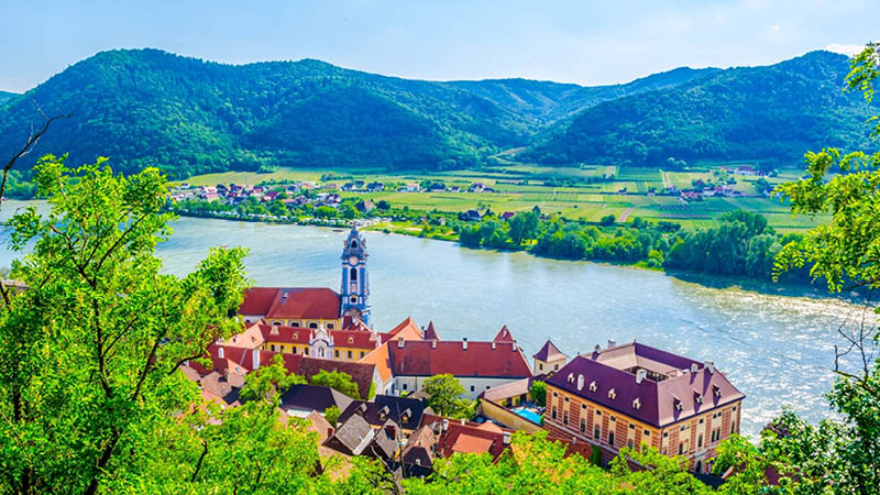 Glittrande Donaufloden bland gröna berg och städer vid Durnstein.