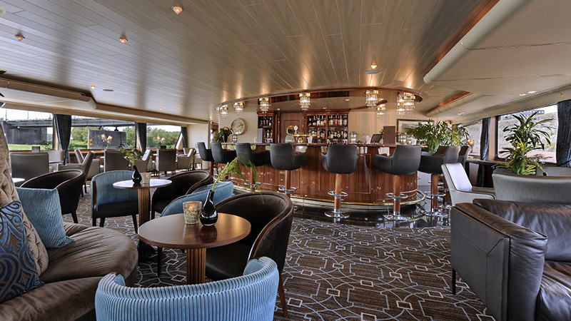 Loungeomrde med bar ombord p bten MS Crucevita p Rhendalen.