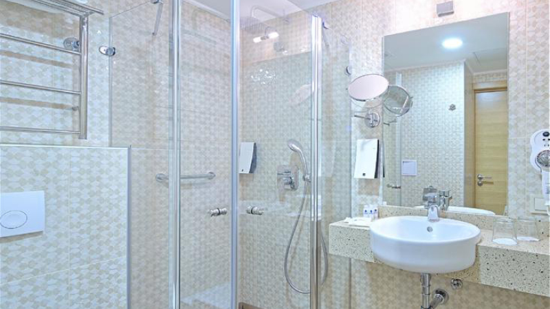 Badrum med dusch och handfat p 4-stjrnigt hotell Wellton Riga & Spa i centrala Riga.