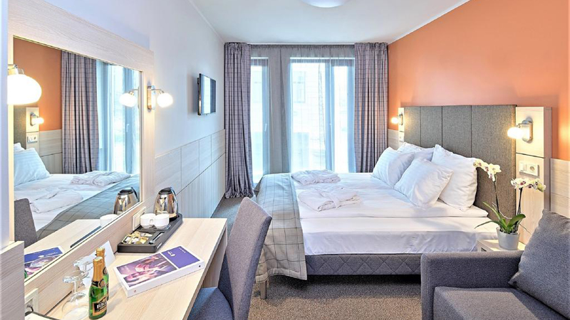 Dubbelrum med tefaciliteter och champagne p 4-stjrnigt hotell Wellton Riga & Spa i centrala Riga.