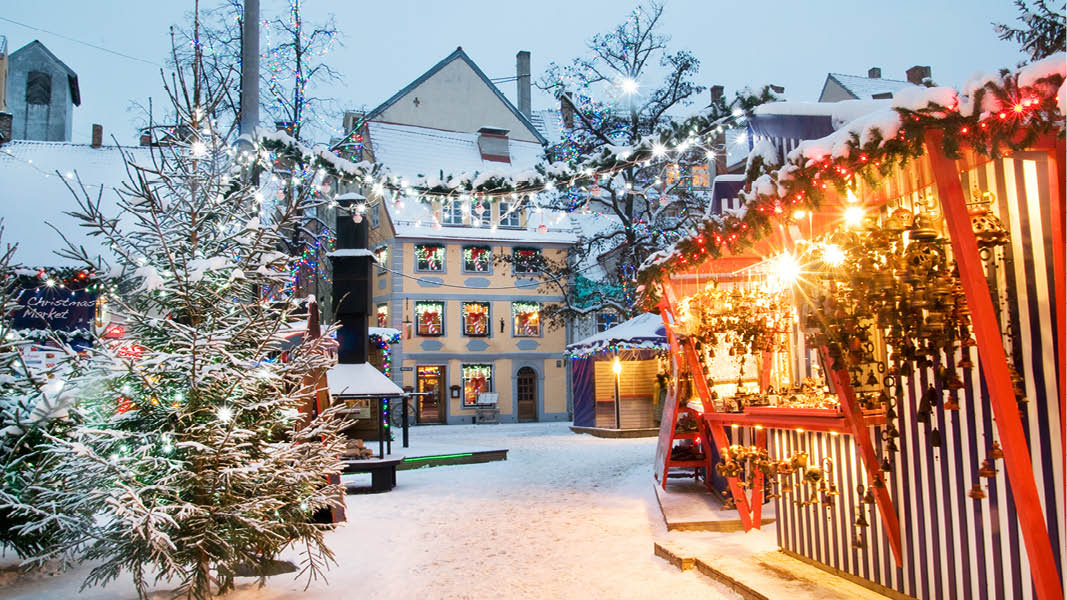 Vy ver vackert torg med katedraler. P julmarknadsresa till Riga