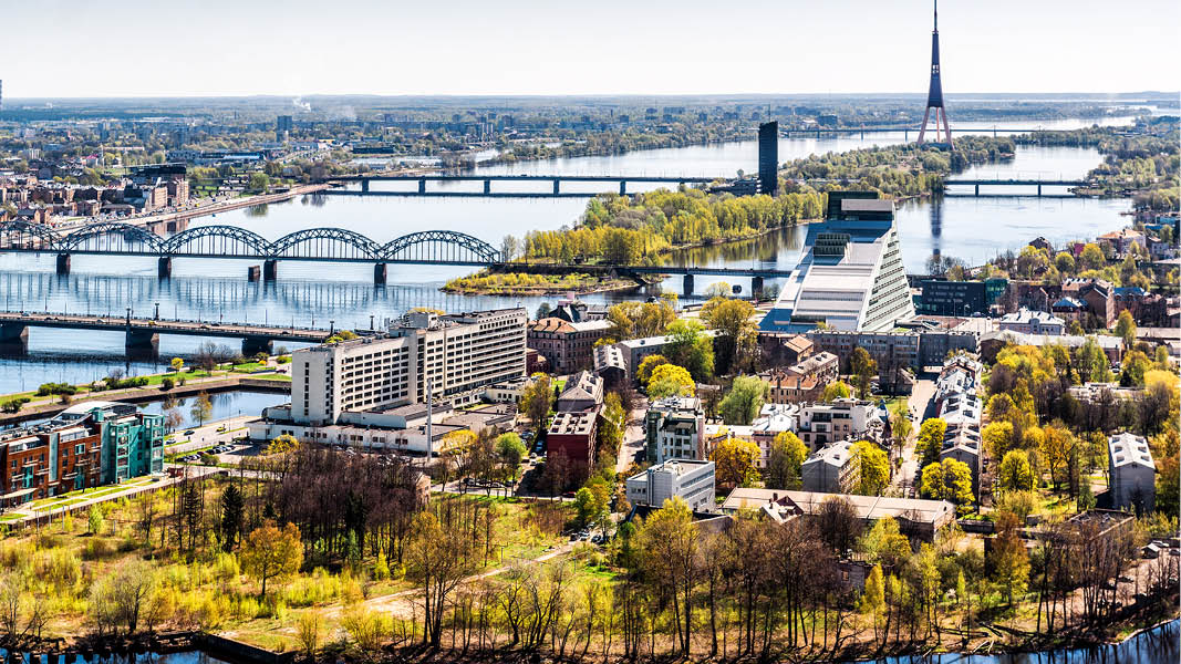 Riga stad med utsikt ver vattnet och broar, p julmaknad i Riga. 