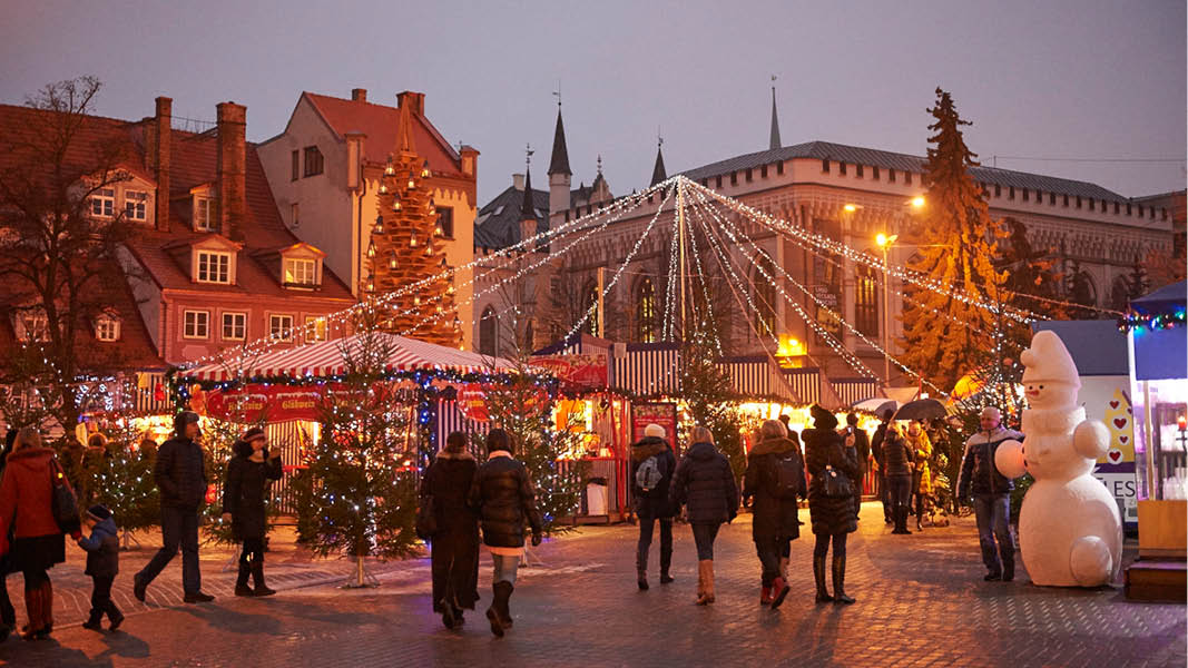 Julmarknad i Riga. Ett torg med fina julprydnader.