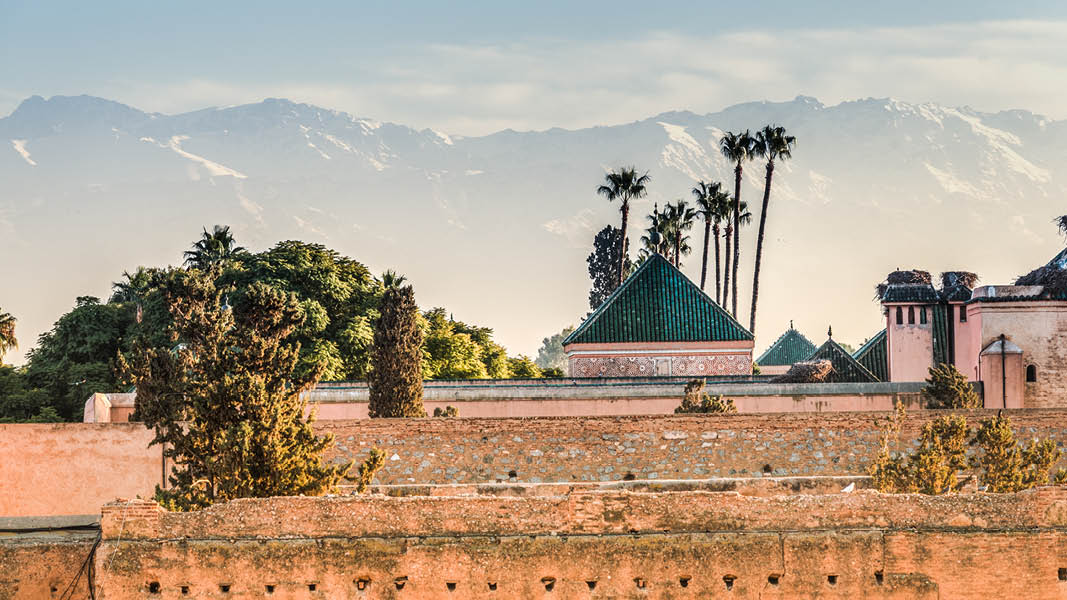 Fantastisk bild över gammal byggnad blickandes ut över de storslagna bergen i Marocko. 