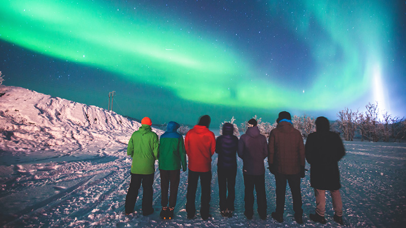Resenrer upplever norrsken i snn p Svalbard.