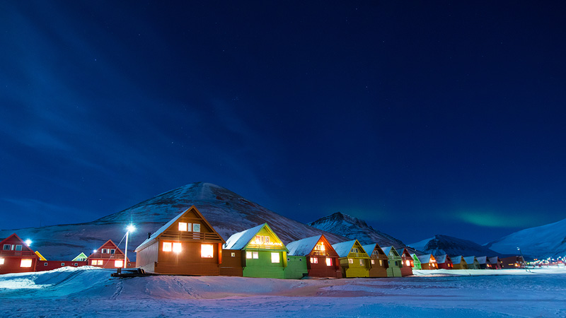 Färgglada trähus på rad i Longyearbyen på Svalbard.