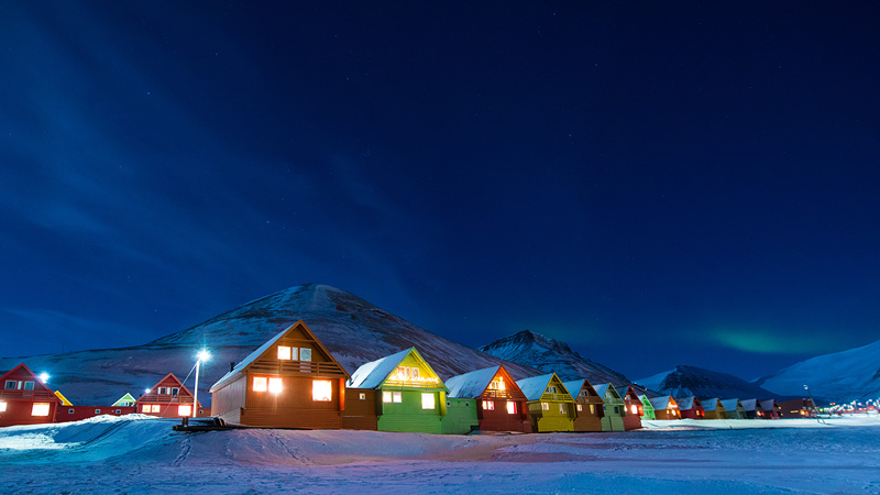 Frgglada trhus p rad i Longyearbyen p Svalbard.