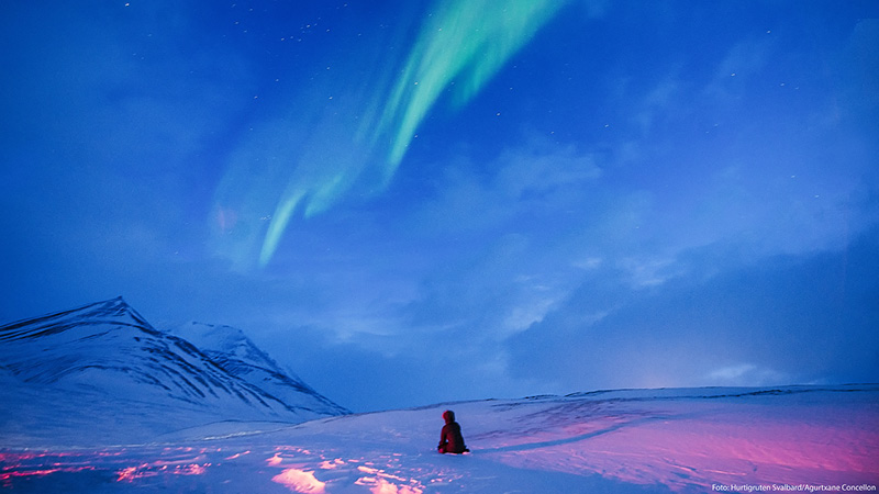 Norrsken p himlen ver de sntckta bergen p Svalbard.