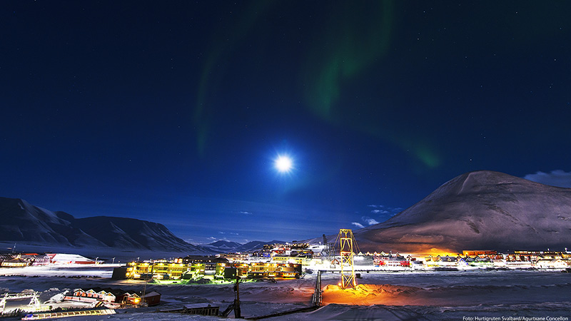 Stjärnklar himmel i Longyearbyen på vintern, Svalbard.