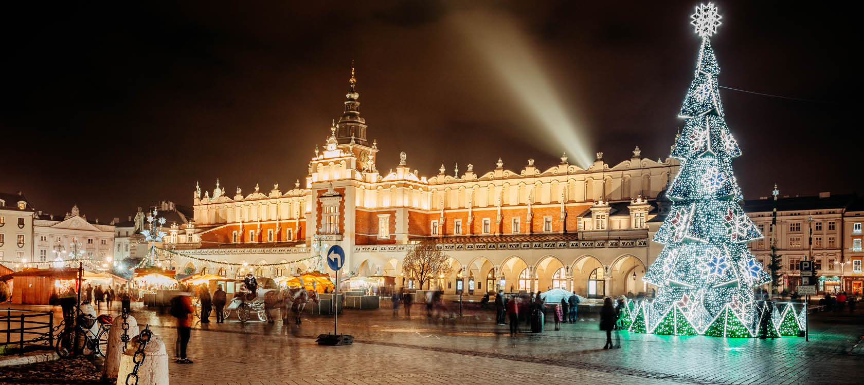 julmarknad och julstmning p stortorget i krakow