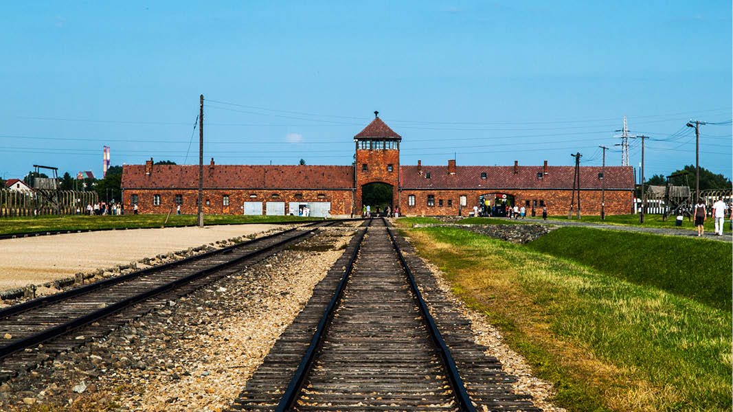 besk auschwitz p resa till krakow