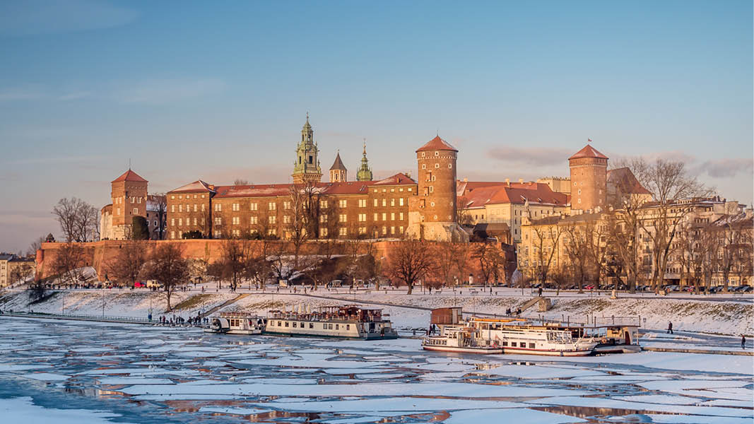 vackra wawelslott i vinterlandskap p en nyrsresa till krakow