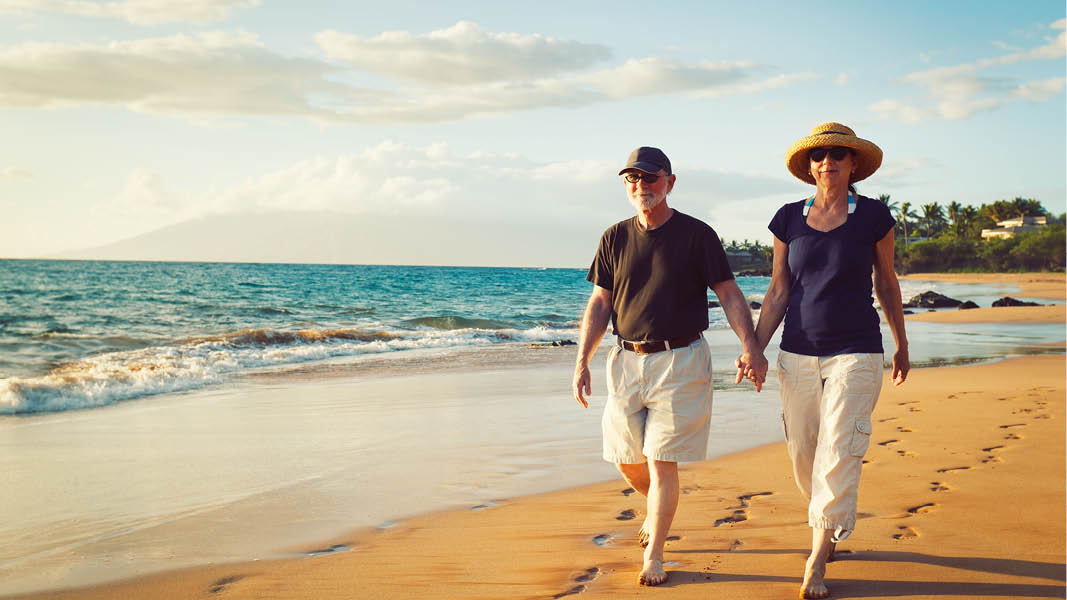 par som vandrar lngs stranden vid havet p ett soligt algarvekusten i portugal